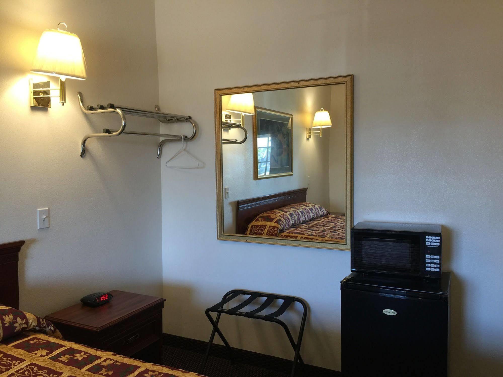 Escondido Inn Екстер'єр фото
