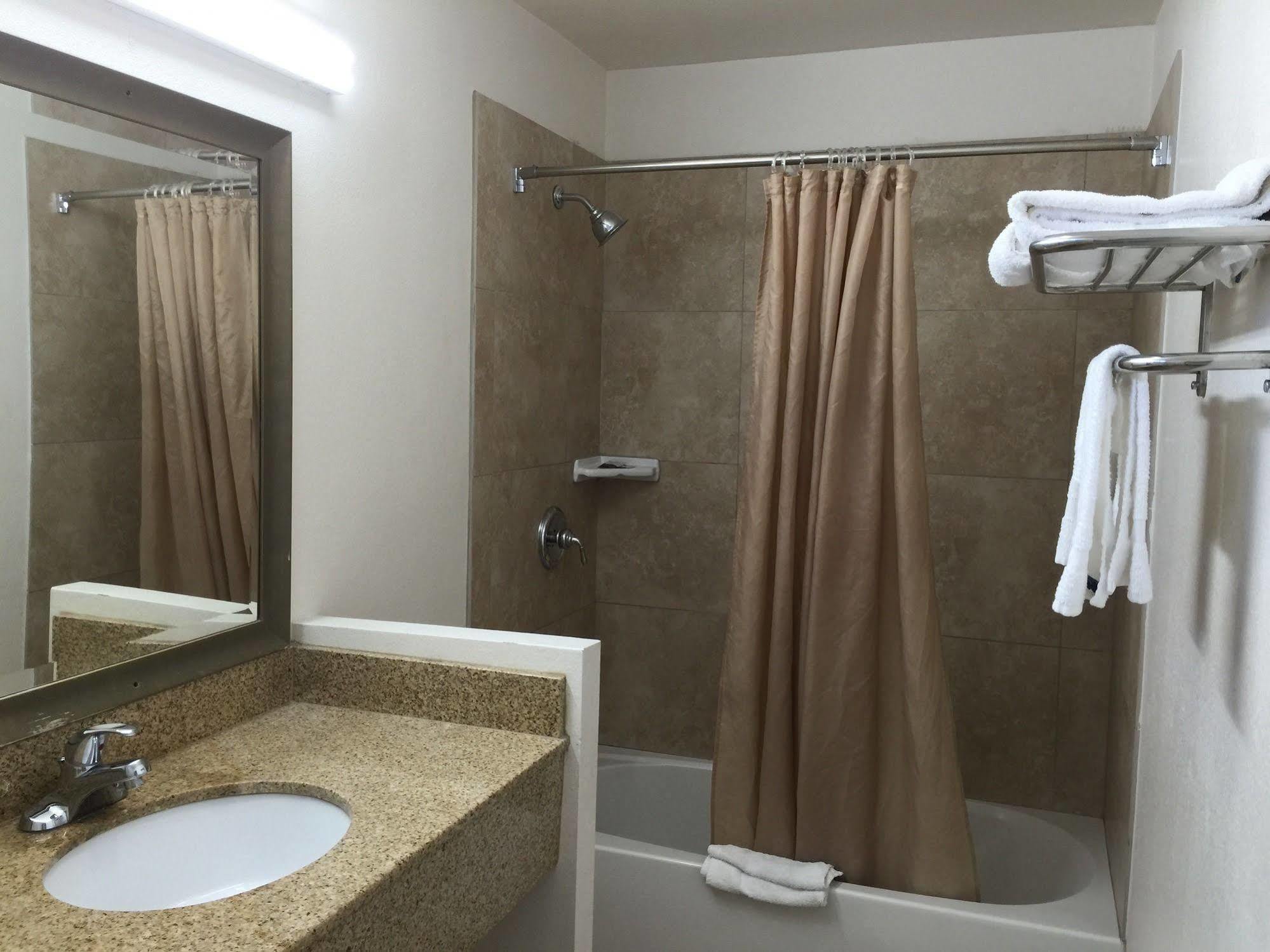 Escondido Inn Екстер'єр фото